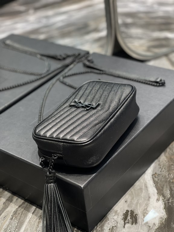 Black Black Button_            Top imported cowhide leather camera bag, ZP open molded and typed to be exactly the same! Very delicate! With fashion tassel charm! Leather inside and outside, the bag has a card slot! Very