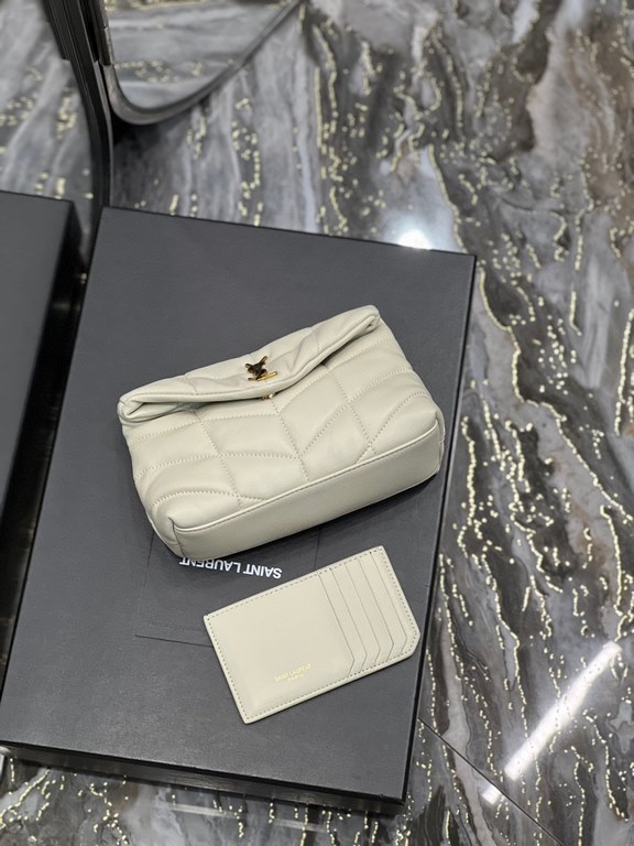 [In stock in secondsWhite with gold buckle-Loulou puffer_ small size clutch bag is here! The whole bag is made of soft Italian lambskin, with Y's diagonal stripe quilting process, has a soft texture of the front flap poc