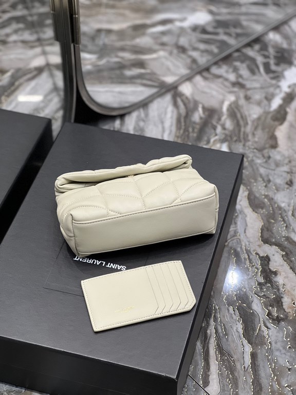 [In stock in secondsWhite with gold buckle-Loulou puffer_ small size clutch bag is here! The whole bag is made of soft Italian lambskin, with Y's diagonal stripe quilting process, has a soft texture of the front flap poc