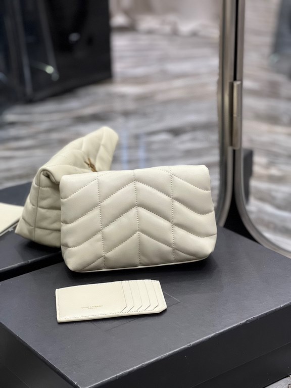 [In stock in secondsWhite with gold buckle-Loulou puffer_ small size clutch bag is here! The whole bag is made of soft Italian lambskin, with Y's diagonal stripe quilting process, has a soft texture of the front flap poc