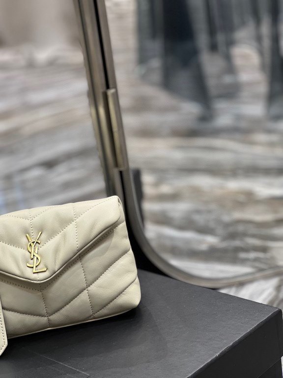 [In stock in secondsWhite with gold buckle-Loulou puffer_ small size clutch bag is here! The whole bag is made of soft Italian lambskin, with Y's diagonal stripe quilting process, has a soft texture of the front flap poc