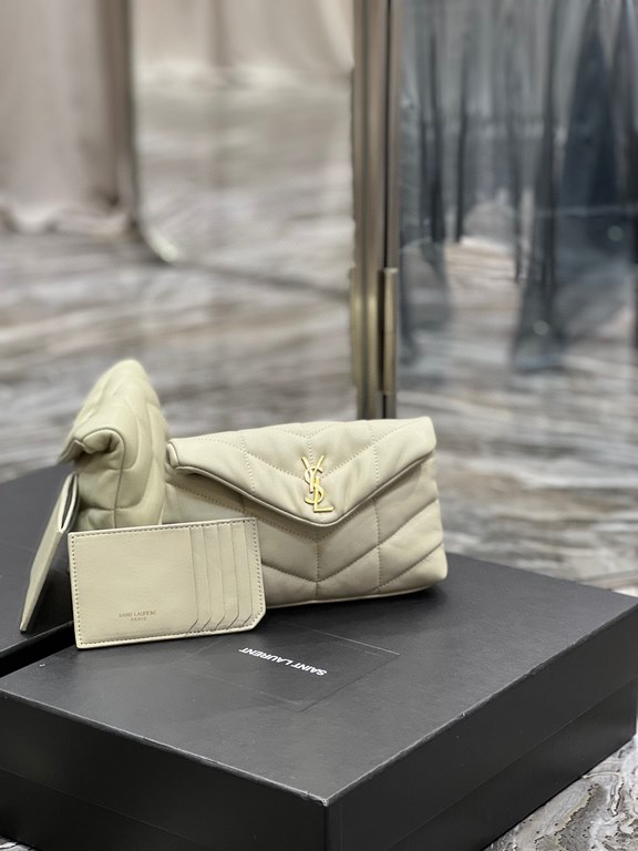 [In stock in secondsWhite with gold buckle-Loulou puffer_ small size clutch bag is here! The whole bag is made of soft Italian lambskin, with Y's diagonal stripe quilting process, has a soft texture of the front flap poc