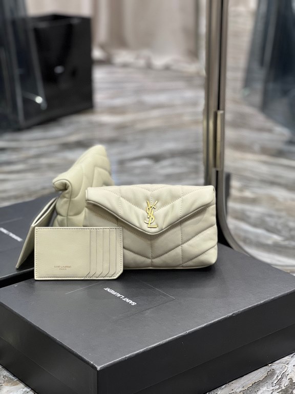 [In stock in secondsWhite with gold buckle-Loulou puffer_ small size clutch bag is here! The whole bag is made of soft Italian lambskin, with Y's diagonal stripe quilting process, has a soft texture of the front flap poc