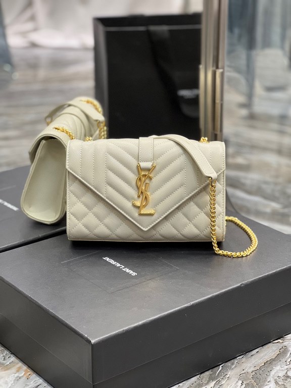 [In stock in seconds]#Envelope #White Gold BuckleSmall grained embossed quilted grain leather envelope bagClassic is timeless, the beauty of the V grain quilted diamond caviar pattern, very wear-resistant, Italian cowhid