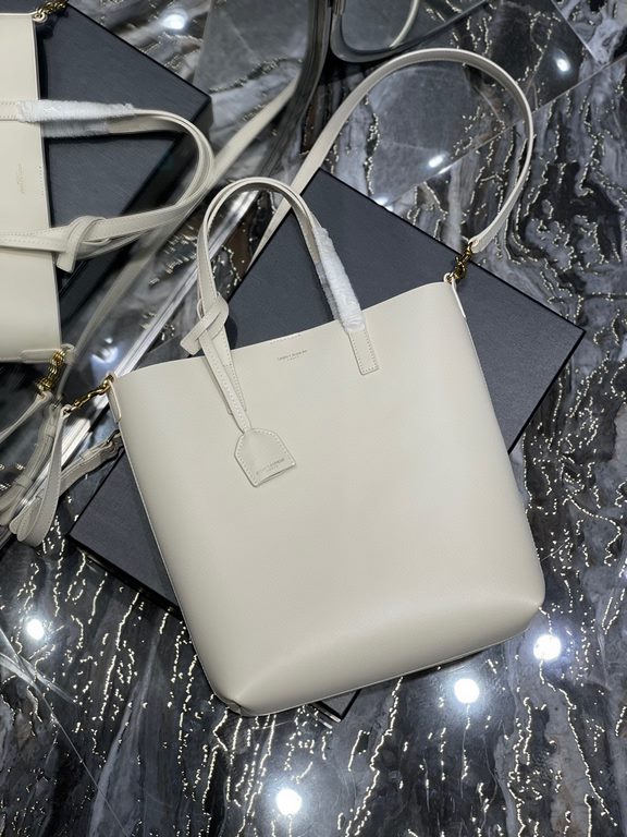 [In stock in seconds]                  _Simple and understated solid color shopping bag with metal logo charm, the overall bag is very lightweight. Can be shouldercrossbodytote, super practical style, any style of clothe