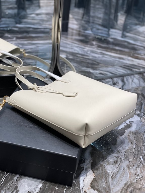 [In stock in seconds]                  _Simple and understated solid color shopping bag with metal logo charm, the overall bag is very lightweight. Can be shouldercrossbodytote, super practical style, any style of clothe