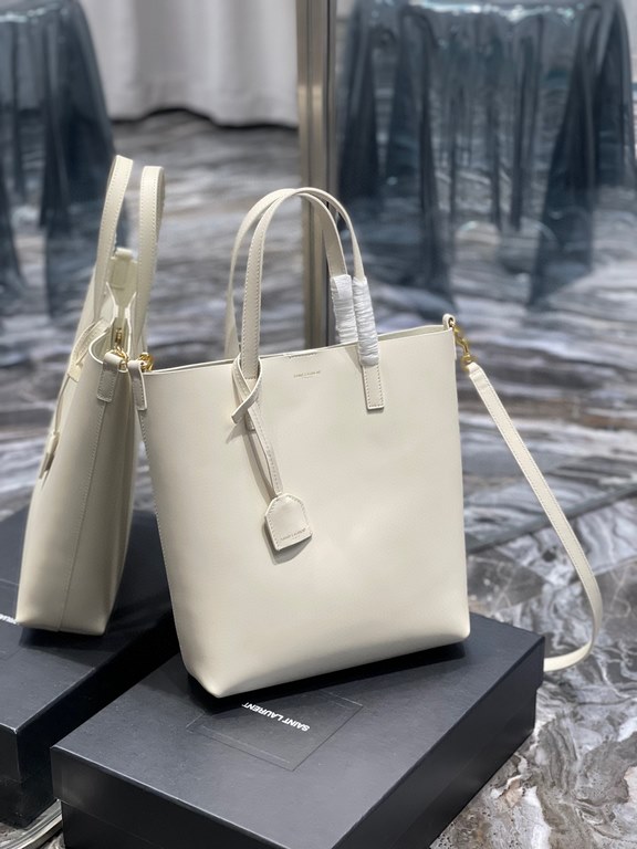 [In stock in seconds]                  _Simple and understated solid color shopping bag with metal logo charm, the overall bag is very lightweight. Can be shouldercrossbodytote, super practical style, any style of clothe