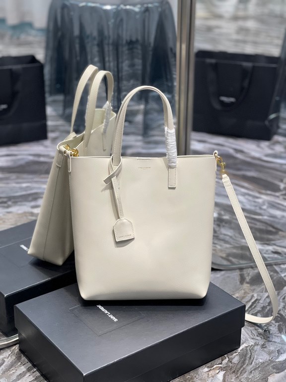 [In stock in seconds]                  _Simple and understated solid color shopping bag with metal logo charm, the overall bag is very lightweight. Can be shouldercrossbodytote, super practical style, any style of clothe