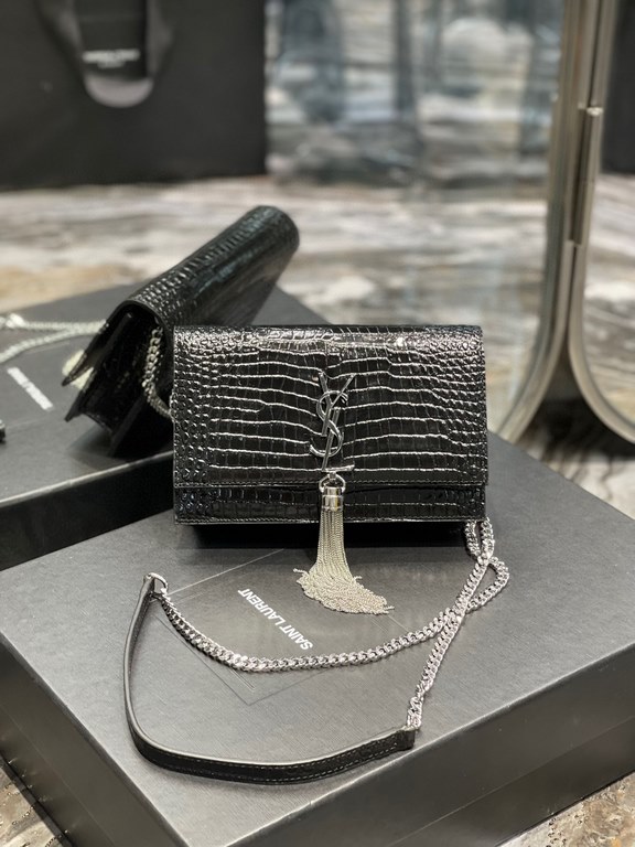 [In stock in seconds]              _ tassel chain bag, shoulder strap removable as a clutch, 6 card slots, 1 zippered coin pocket, a bill compartment... Shoulder strap length of 60cm, classic glossy crocodile embossed co