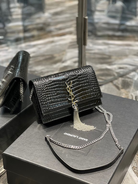 [In stock in seconds]              _ tassel chain bag, shoulder strap removable as a clutch, 6 card slots, 1 zippered coin pocket, a bill compartment... Shoulder strap length of 60cm, classic glossy crocodile embossed co