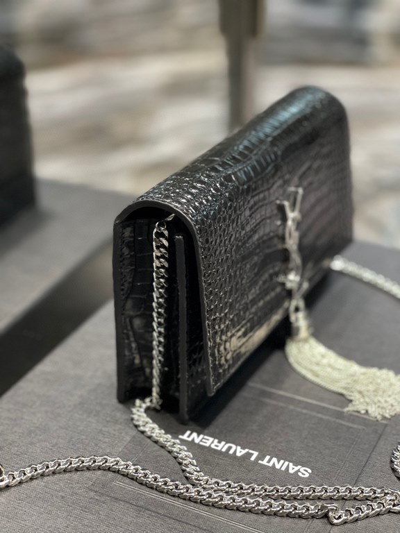 [In stock in seconds]              _ tassel chain bag, shoulder strap removable as a clutch, 6 card slots, 1 zippered coin pocket, a bill compartment... Shoulder strap length of 60cm, classic glossy crocodile embossed co