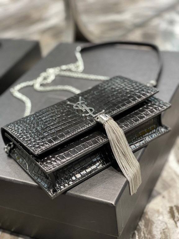 [In stock in seconds]              _ tassel chain bag, shoulder strap removable as a clutch, 6 card slots, 1 zippered coin pocket, a bill compartment... Shoulder strap length of 60cm, classic glossy crocodile embossed co