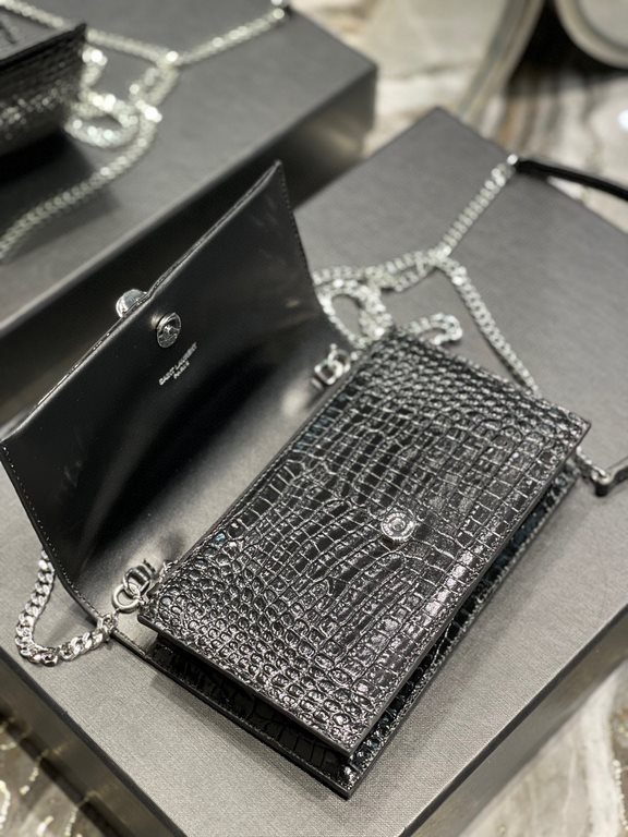 [In stock in seconds]              _ tassel chain bag, shoulder strap removable as a clutch, 6 card slots, 1 zippered coin pocket, a bill compartment... Shoulder strap length of 60cm, classic glossy crocodile embossed co