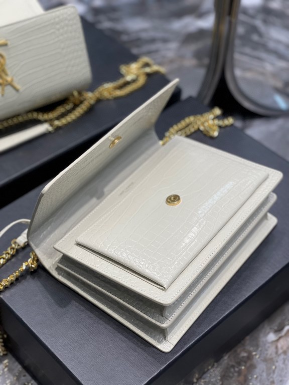 [In stock in seconds]              #White with gold buttonsUnbeatable classic crocodile print sunset bag! Out for such a long time the heat is still unabated, it can be seen that it is loved to an extraordinary degree! H