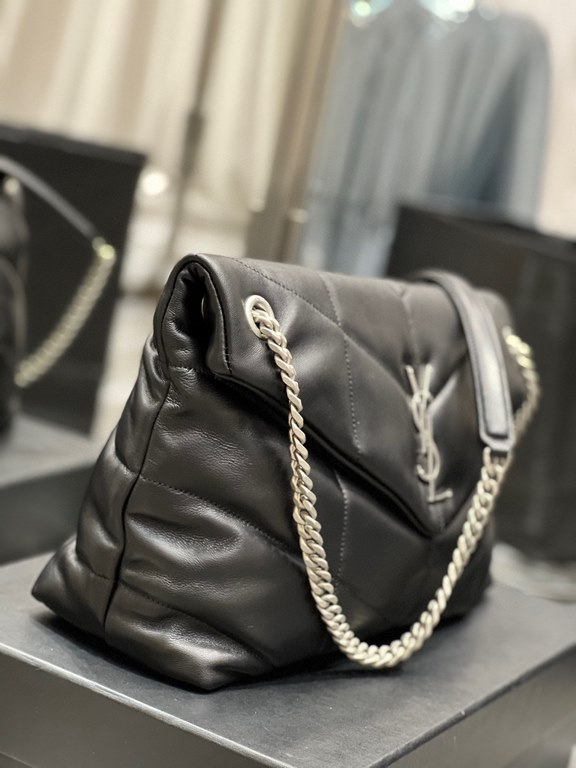 [In stock in seconds]Black with silver buckle-               _ quilted lambskin bag, 100% lambskin production, soft and delicate feel, as if embracing the clouds   like feeling; classic Y family logo, chain and grommet h