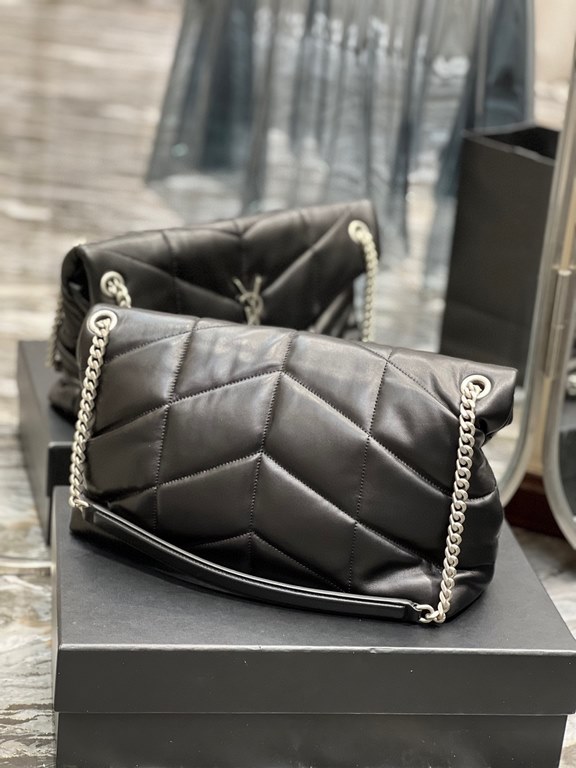 [In stock in seconds]Black with silver buckle-               _ quilted lambskin bag, 100% lambskin production, soft and delicate feel, as if embracing the clouds   like feeling; classic Y family logo, chain and grommet h