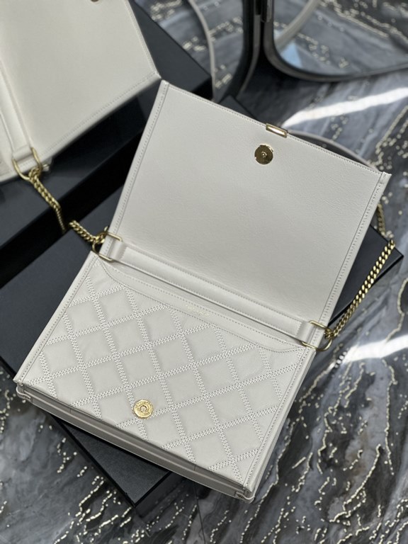 Becky_25cm White#Becky diamond quilted lambskin chain bag.This bag is one of the most beautiful and beautifully crafted bags in the collection! The diamond-shaped quilted pattern gives off a diamond-like luster! The gold