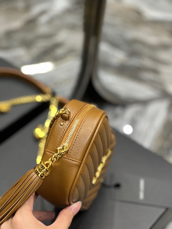 [Spot Seconds]Caramel Gold Button_            Top imported cowhide leather camera bag, ZP open molded and typed to be exactly the same! Very delicate! With fashion tassel charm! Leather inside and outside, the bag has a 