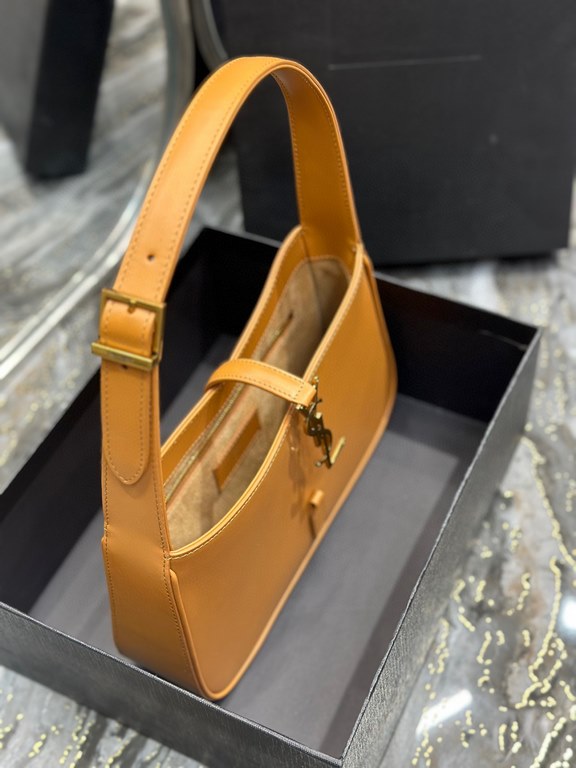 [In stock in seconds][Original Leather] Caramel color with gold buckle plain _2022 spring and summer new underarm bag Le5A7 BagStrongly recommend   one of the treasure bags this year! Minimalist shape   metal logo Buckle