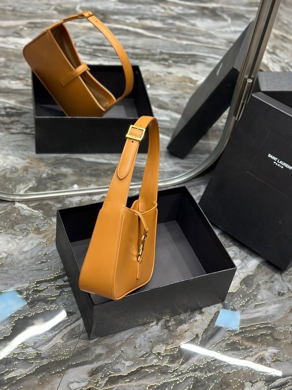 [In stock in seconds][Original Leather] Caramel color with gold buckle plain _2022 spring and summer new underarm bag Le5A7 BagStrongly recommend   one of the treasure bags this year! Minimalist shape   metal logo Buckle