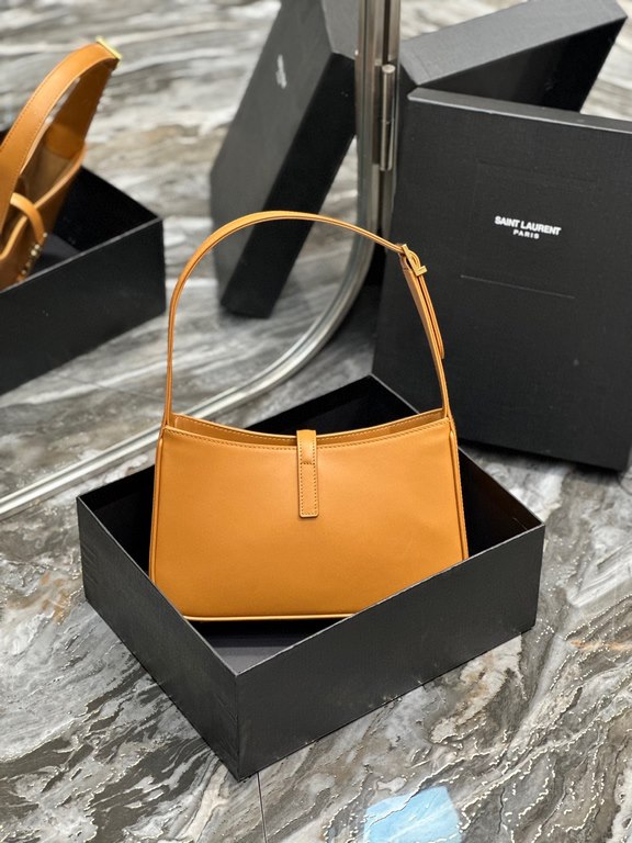 [In stock in seconds][Original Leather] Caramel color with gold buckle plain _2022 spring and summer new underarm bag Le5A7 BagStrongly recommend   one of the treasure bags this year! Minimalist shape   metal logo Buckle