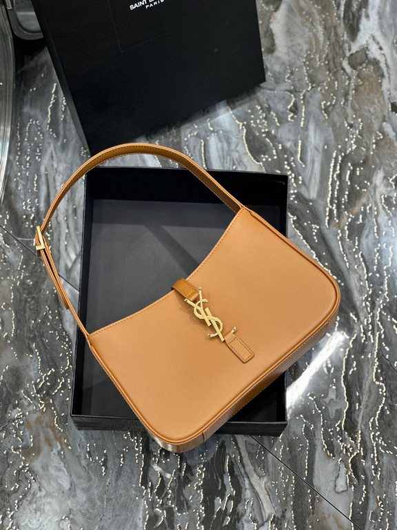 [In stock in seconds][Original Leather] Caramel color with gold buckle plain _2022 spring and summer new underarm bag Le5A7 BagStrongly recommend   one of the treasure bags this year! Minimalist shape   metal logo Buckle