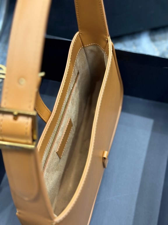 [In stock in seconds][Original Leather] Caramel color with gold buckle plain _2022 spring and summer new underarm bag Le5A7 BagStrongly recommend   one of the treasure bags this year! Minimalist shape   metal logo Buckle