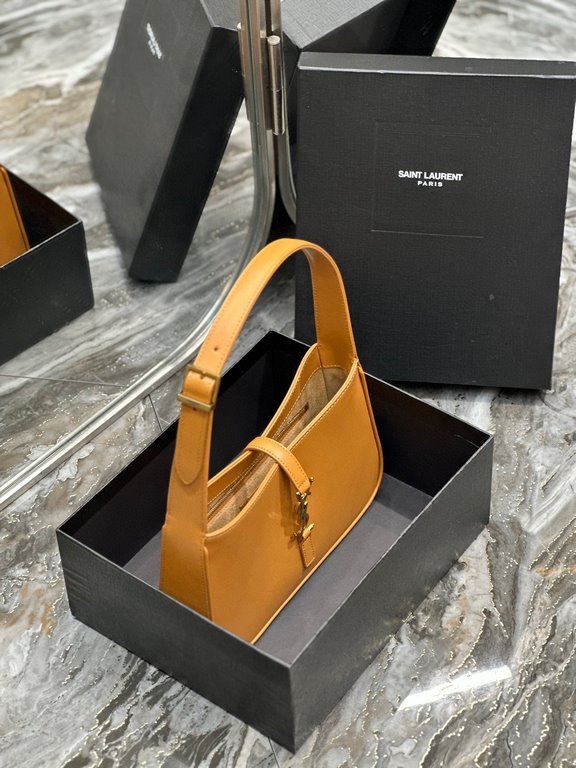 [In stock in seconds][Original Leather] Caramel color with gold buckle plain _2022 spring and summer new underarm bag Le5A7 BagStrongly recommend   one of the treasure bags this year! Minimalist shape   metal logo Buckle