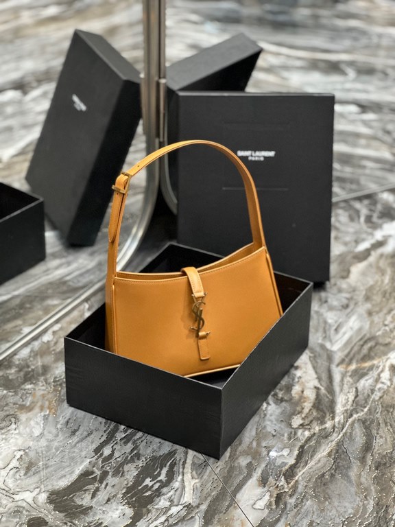 [In stock in seconds][Original Leather] Caramel color with gold buckle plain _2022 spring and summer new underarm bag Le5A7 BagStrongly recommend   one of the treasure bags this year! Minimalist shape   metal logo Buckle