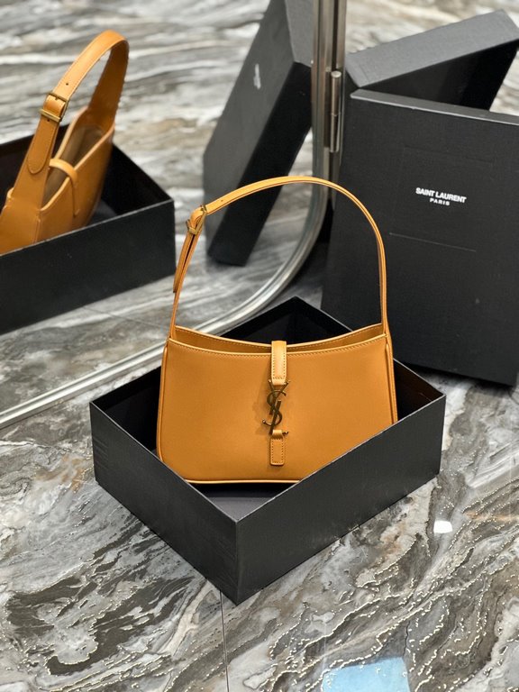 [In stock in seconds][Original Leather] Caramel color with gold buckle plain _2022 spring and summer new underarm bag Le5A7 BagStrongly recommend   one of the treasure bags this year! Minimalist shape   metal logo Buckle