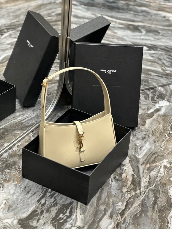 [In stock in seconds][Original Leather] Light Apricot with Gold Buckle Plain _2022 spring and summer new underarm bag Le5A7 BagStrongly recommend   one of the treasure bags this year! Minimalist shape   metal logo Buckle