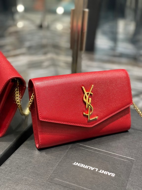 [In Stock Seconds      _ Mini Envelope BagThe most classic iconic metal logo with a detachable chain shoulder strap that doubles directly as a clutch! This model also comes with a small card case that can hold 45 cards n