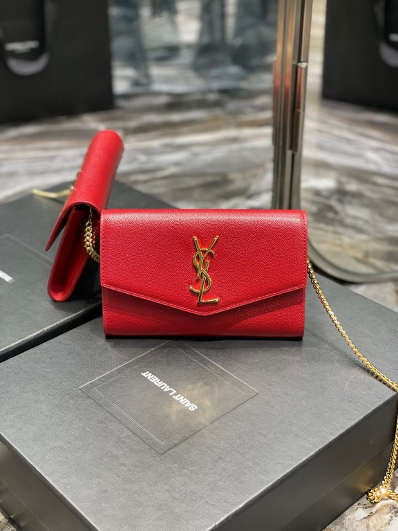 [In Stock Seconds      _ Mini Envelope BagThe most classic iconic metal logo with a detachable chain shoulder strap that doubles directly as a clutch! This model also comes with a small card case that can hold 45 cards n