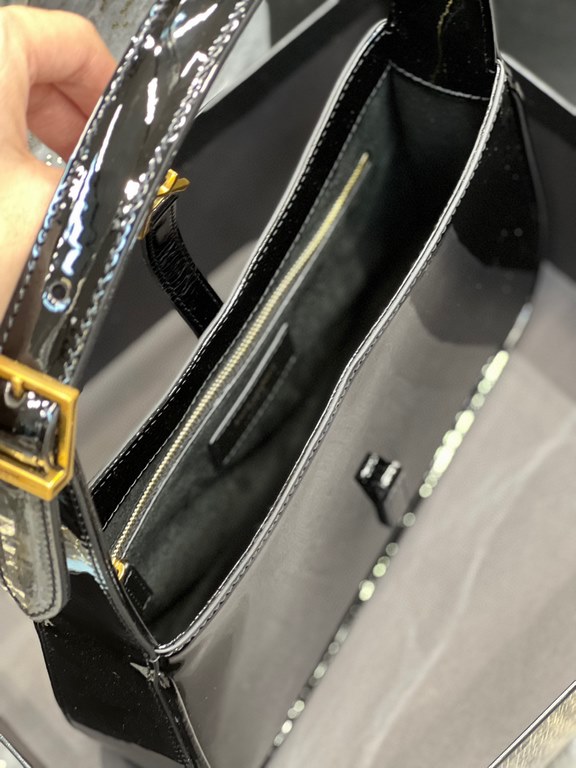 [In stock in seconds][Original Leather] Black Patent Leather_2021 spring and summer new underarm bag Le5A7 BagStrongly recommend   one of the treasure bags this year! Minimalist shape   metal logo Buckle closure design A