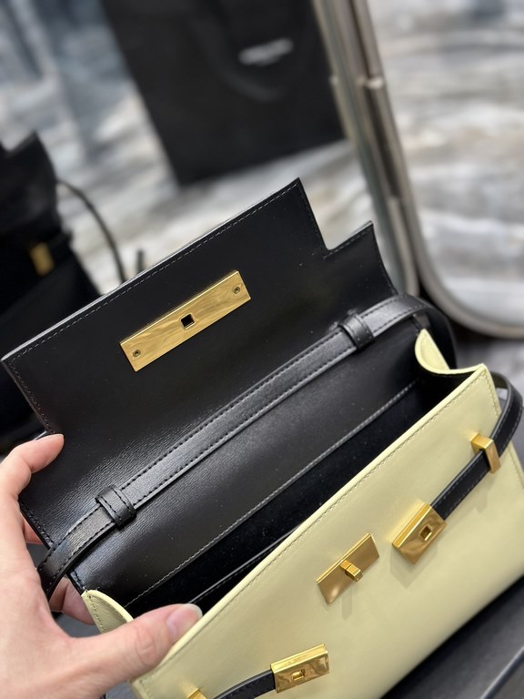 NEW】New Color_Black with Rice Gold BuckleCounter synchronization new Manhattan baguette bag small 24cm new arrival! The latest bag type flap Manhattan baguette bag, a change from the previous classic logo, replaced by a 