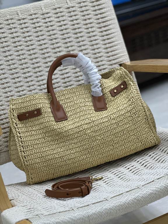 Sac de jour_Organizer bag in woven raffiaArtistic in nature, the raffia weave is very solid, super textured and uniquely crafted, with a classic metal logo and lots of details. You can't go wrong with this everyday bag, 