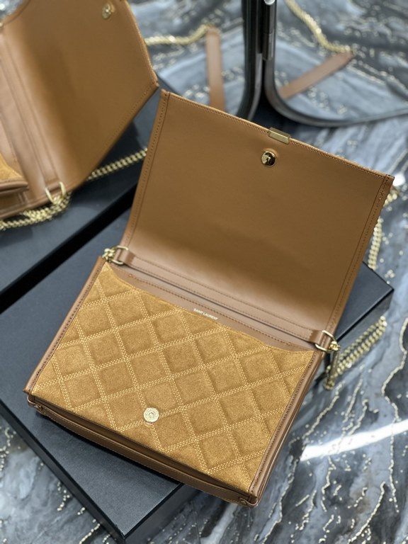 Becky_25cm Earthy Suede#Becky diamond quilted lambskin chain bag.Absolutely, positively part of the Love at First Sight collection! The diamond-shaped quilted pattern gives off a diamond-like glamor! The gold Y logo stan