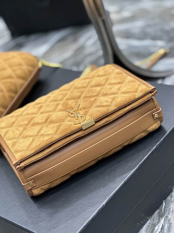 Becky_25cm Earthy Suede#Becky diamond quilted lambskin chain bag.Absolutely, positively part of the Love at First Sight collection! The diamond-shaped quilted pattern gives off a diamond-like glamor! The gold Y logo stan