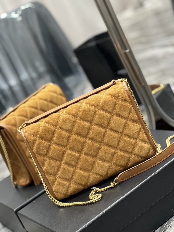 Becky_25cm Earthy Suede#Becky diamond quilted lambskin chain bag.Absolutely, positively part of the Love at First Sight collection! The diamond-shaped quilted pattern gives off a diamond-like glamor! The gold Y logo stan