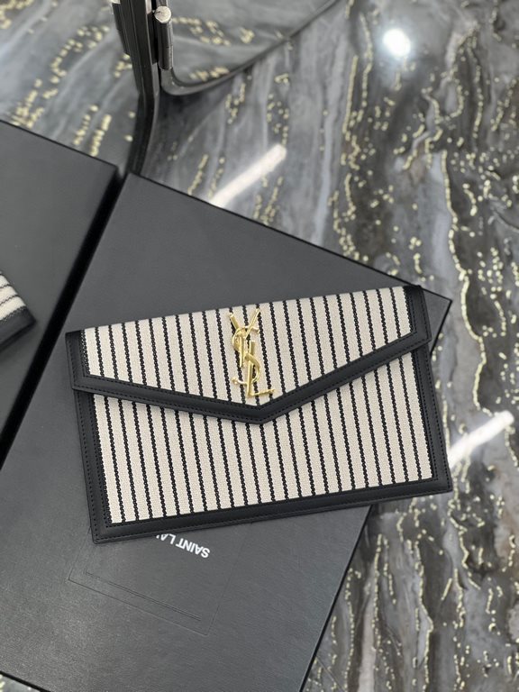 [In-stock SecondsUptown_New Clutch BagThe most classic iconic metal logo, imported Italian cowhide, simple and no loss of high-end, with casual style or lady style or suit can hold, go out with a hand on the ok ~ [with b