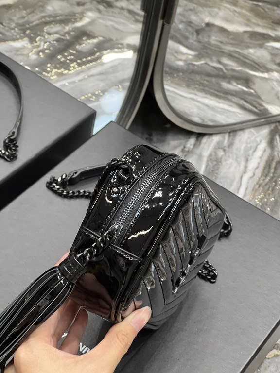 Black patent leather with black buckle_              Top imported cowhide leather camera bag, ZP open molded and typed to be exactly the same! Very delicate! With fashion tassel charm! Leather inside and outside, the bag