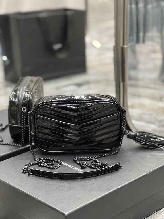 Black patent leather with black buckle_              Top imported cowhide leather camera bag, ZP open molded and typed to be exactly the same! Very delicate! With fashion tassel charm! Leather inside and outside, the bag