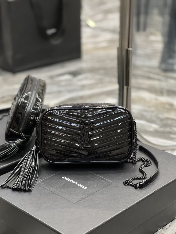 Black patent leather with black buckle_              Top imported cowhide leather camera bag, ZP open molded and typed to be exactly the same! Very delicate! With fashion tassel charm! Leather inside and outside, the bag