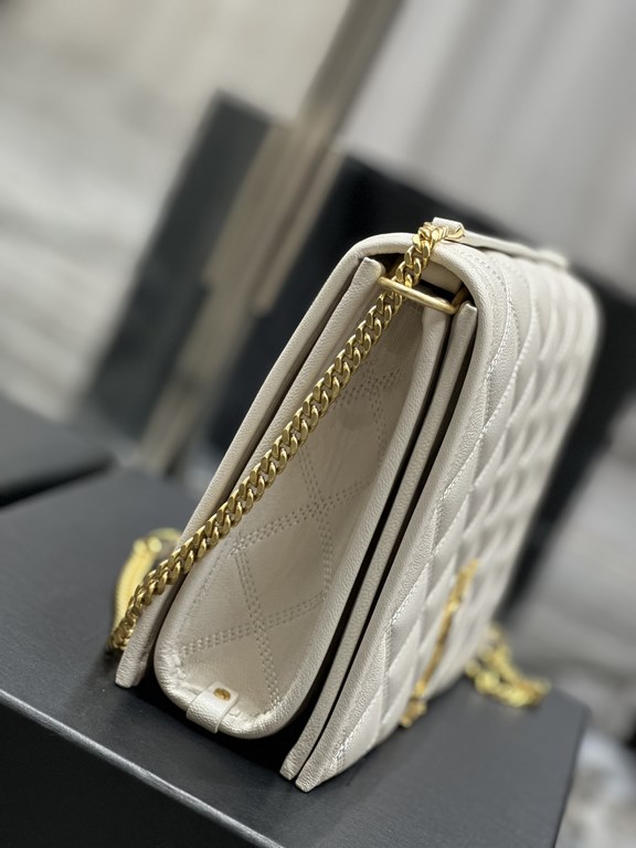 Becky_26cm White#Becky diamond quilted lambskin chain bag.This bag is one of the most beautiful and beautiful of the collection! The diamond-shaped quilted pattern gives off a diamond-like luster! The gold Y logo stands 