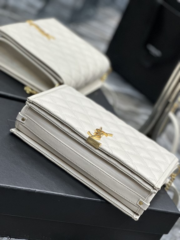 Becky_26cm White#Becky diamond quilted lambskin chain bag.This bag is one of the most beautiful and beautiful of the collection! The diamond-shaped quilted pattern gives off a diamond-like luster! The gold Y logo stands 