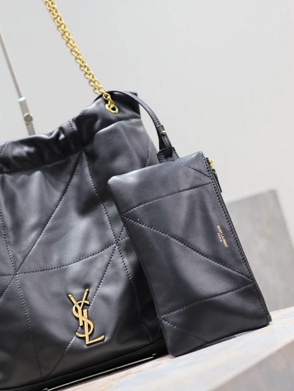 POCHON_New super good-looking can carry the garbage bagThe new new bag type, the bag is made of imported Italian lambskin, super high craftsmanship of the grid quilting, the front logo hardware with a chain drawstring mo