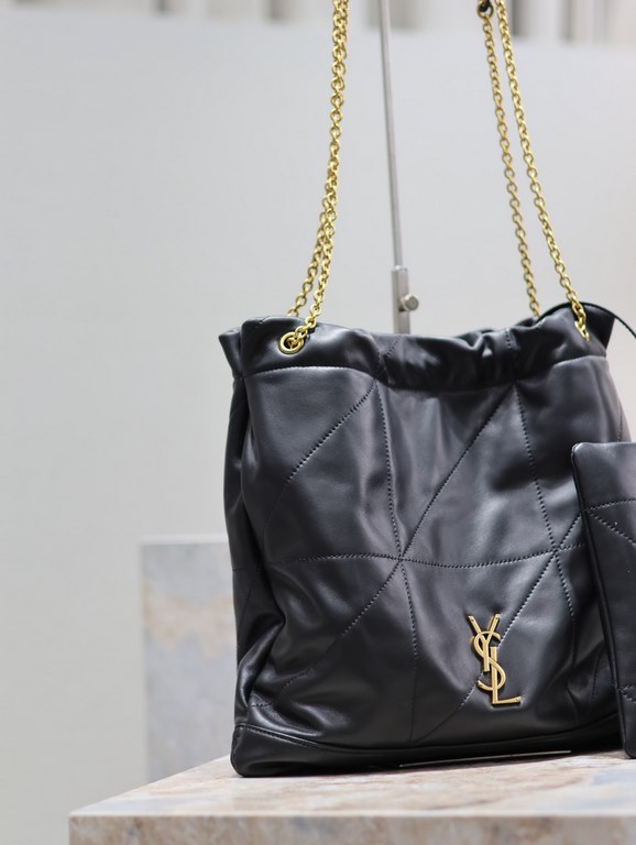 POCHON_New super good-looking can carry the garbage bagThe new new bag type, the bag is made of imported Italian lambskin, super high craftsmanship of the grid quilting, the front logo hardware with a chain drawstring mo