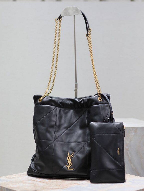 POCHON_New super good-looking can carry the garbage bagThe new new bag type, the bag is made of imported Italian lambskin, super high craftsmanship of the grid quilting, the front logo hardware with a chain drawstring mo