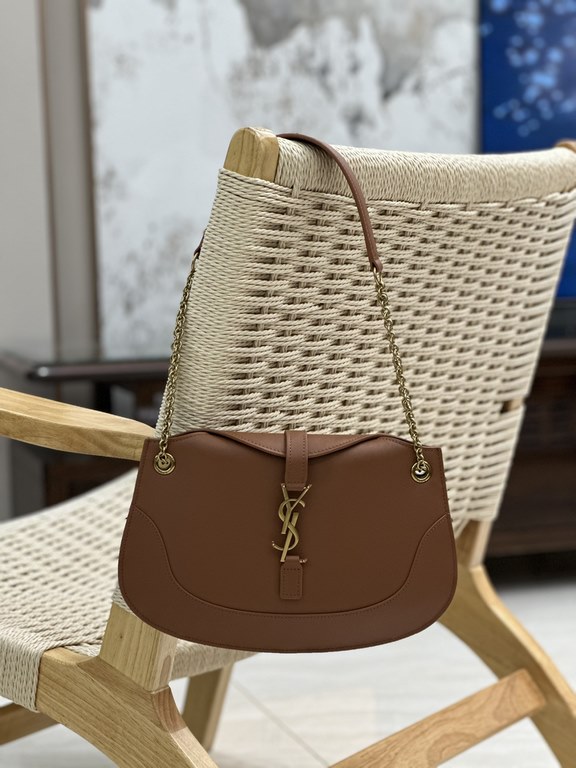 LE Collection_New Underarm Bag, the smooth curved design gives this shoulder bag a sophisticated and modern appeal. Imported Italian cowhide leather technology makes the whole bag look full of texture  Exquisite and styl