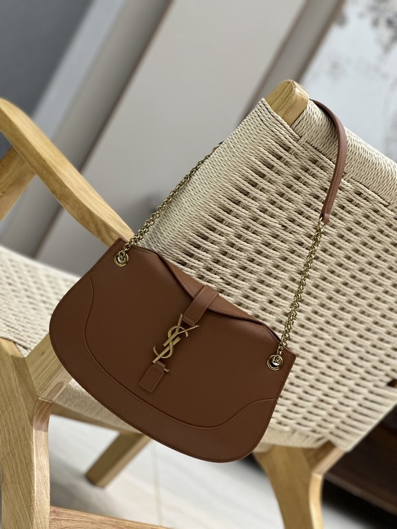 LE Collection_New Underarm Bag, the smooth curved design gives this shoulder bag a sophisticated and modern appeal. Imported Italian cowhide leather technology makes the whole bag look full of texture  Exquisite and styl